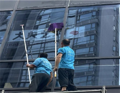 外墙清洗玻璃.jpg